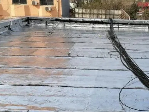 莱芜市卫生间漏水维修公司分享下莱芜市屋面楼顶防水刚性防水层施工要点。